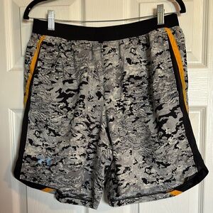 Under Armour men’s white and black lined athletic shorts size large